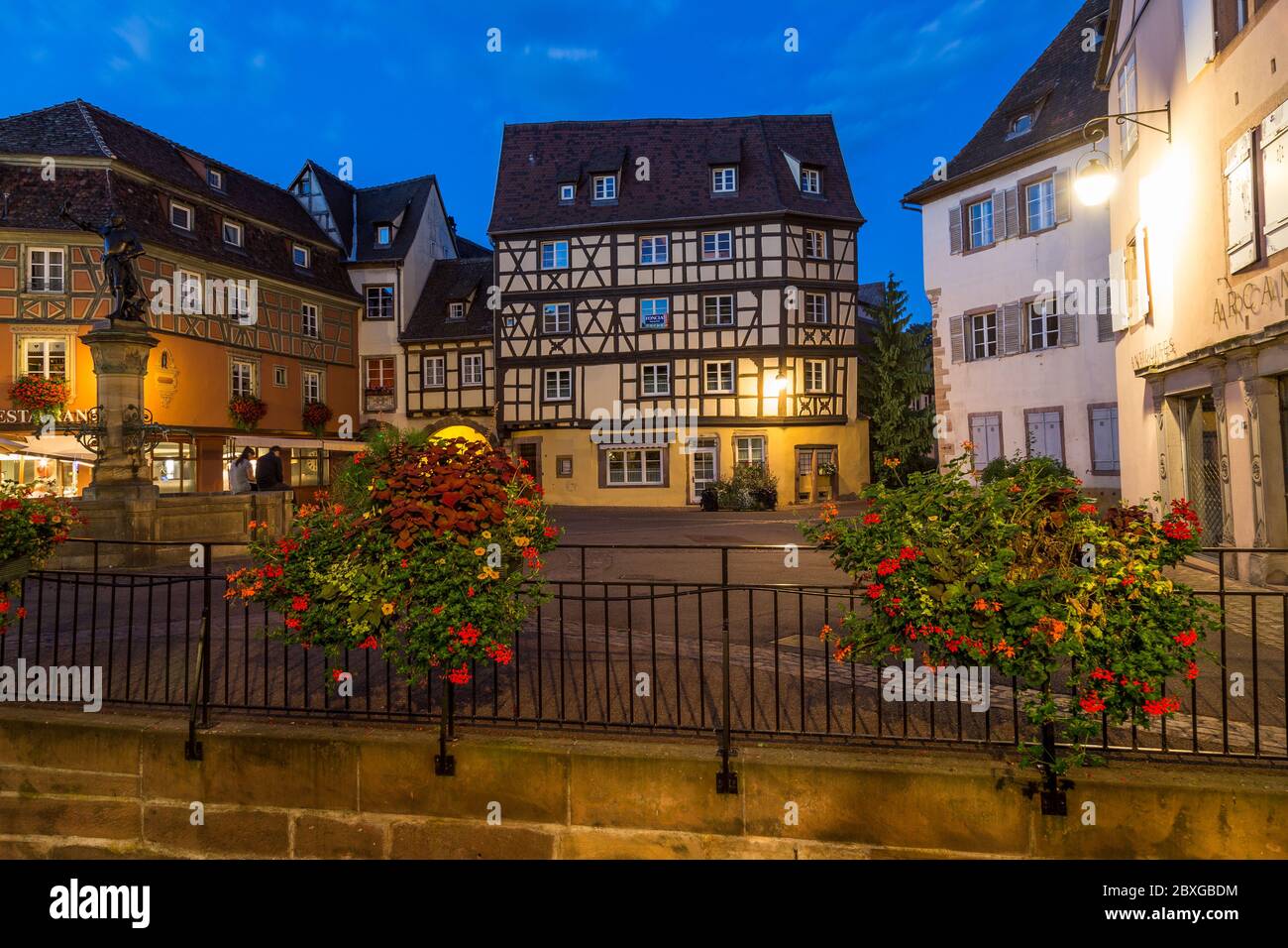 COLMAR, FRANCE - 31 JUILLET 2016 : belles rues de Colmar la nuit. Vous pourrez voir de vieilles fleurs et une architecture encadrée de bois coloré. Banque D'Images