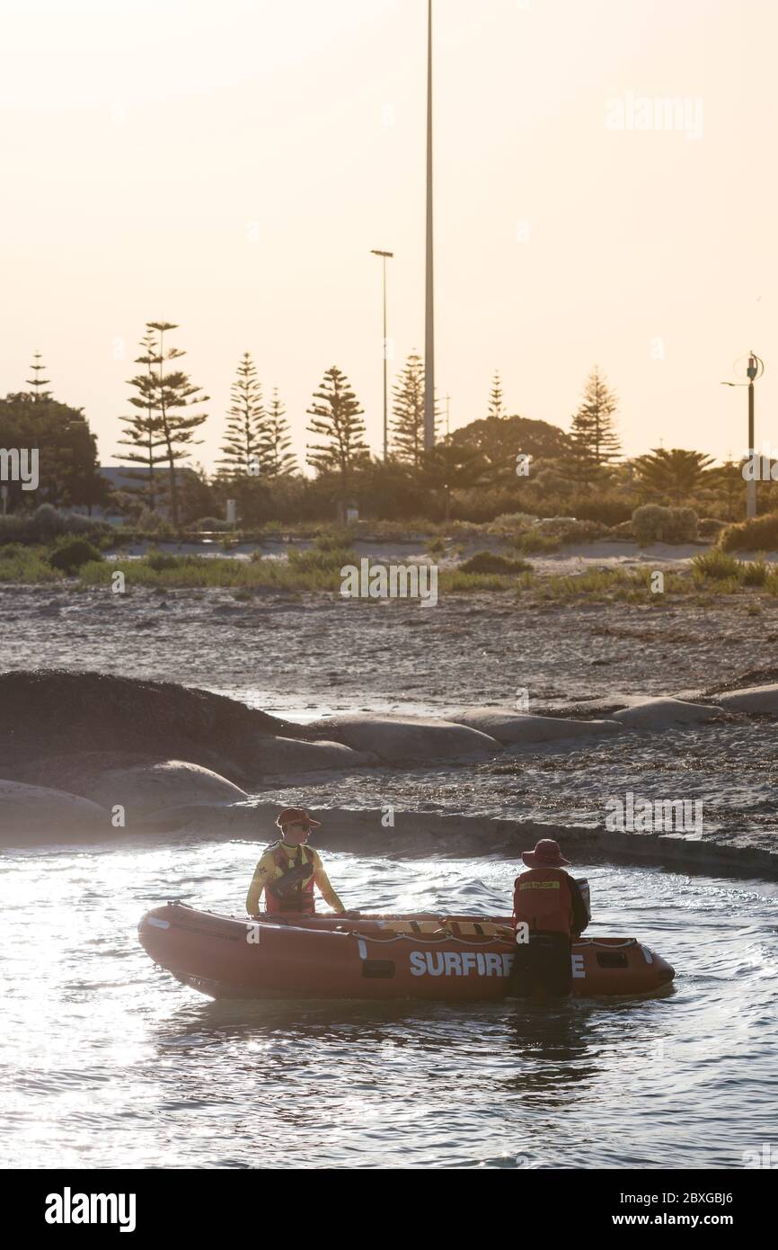 Busselton Australie occidentale 9 novembre 2019 : Busselton Surf sauvetage club bateau en préparation pour le lancement dans le surf Banque D'Images