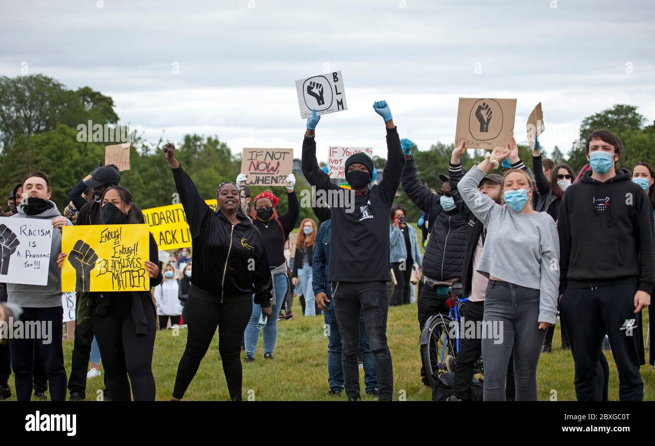 Edimbourg, Ecosse Royaume-Uni. 7 juin 2020. Alors que l'Amérique pleure la perte de George Floyd, tué par un policier, Édimbourg, Les gens manifestent leur soutien contre le racisme et la discrimination pour démontrer que cela est très vivant en Écosse et que Black Lives Matter (BLM) leur protestation est contre le meurtre illégal d'un homme noir non armé par la police aux États-Unis. Des centaines de personnes se sont rassemblées à Holyrood Park à 13:00. Les organisateurs ont demandé que les participants portent des masques protecteurs et une distance sociale les uns des autres. Banque D'Images