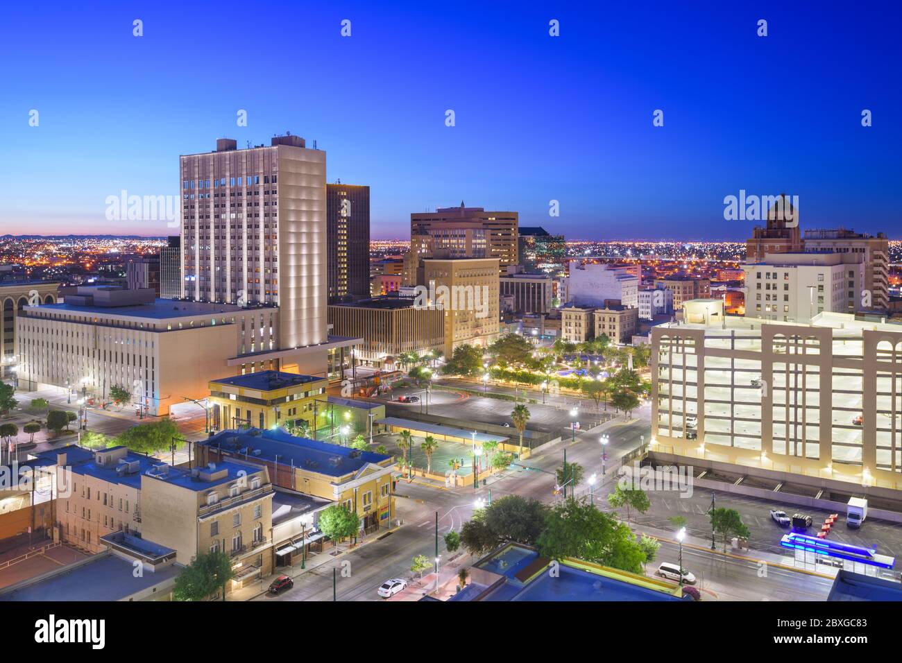 El Paso, Texas, USA Centre-ville city skyline at Dusk à Juarez, au Mexique, au loin. Banque D'Images