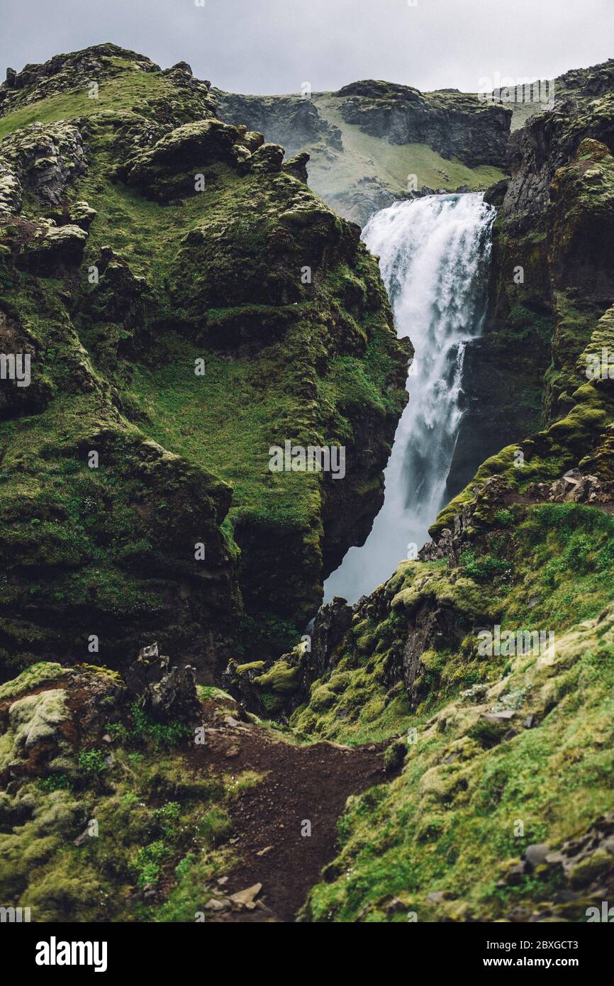 Cascade près de Landmannalaugar, Réserve naturelle de Fjallabak, centre-sud de l'Islande, Islande Banque D'Images