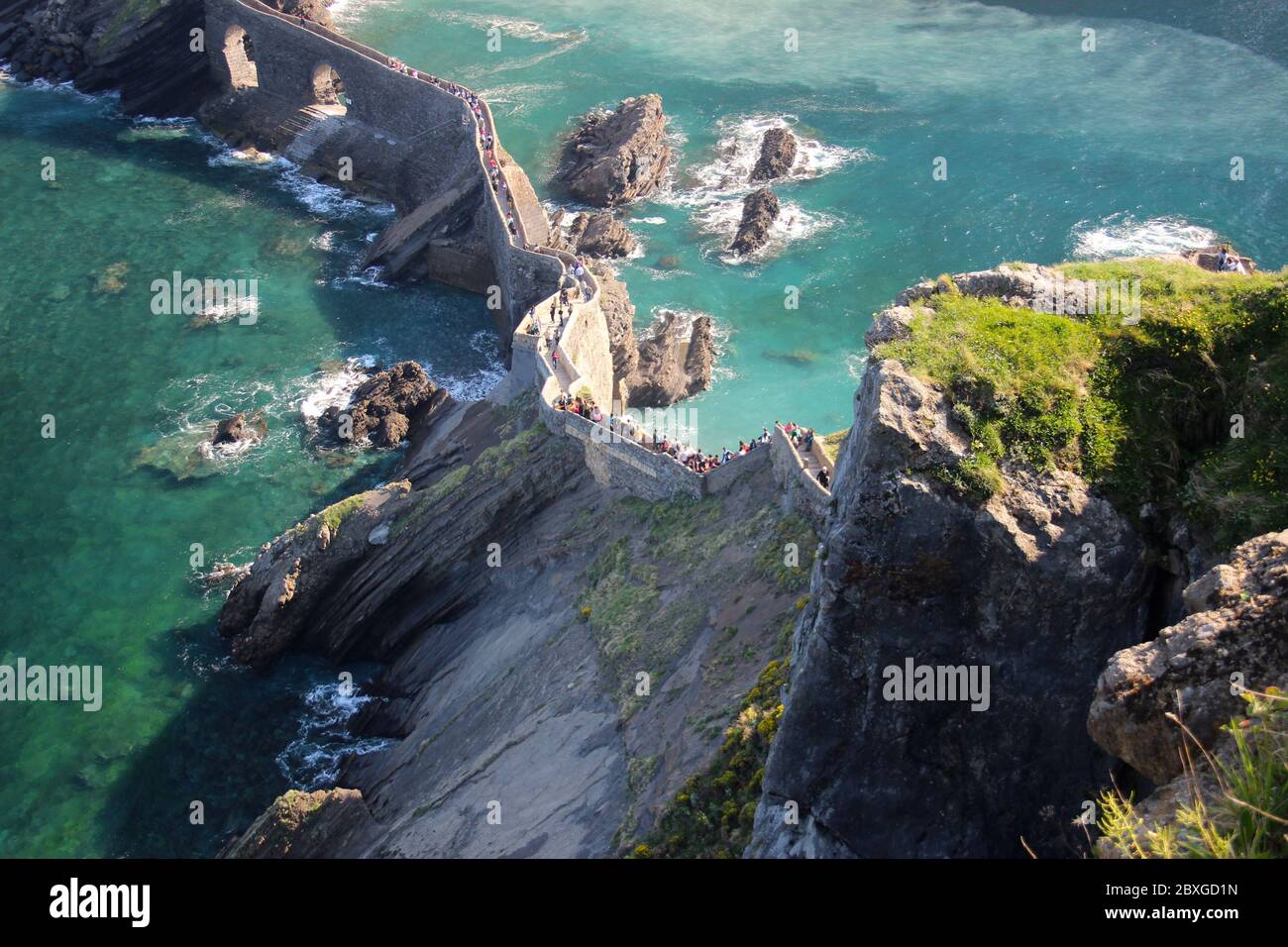 San Juan de Gaztelugatxe (traduit par Saint Jean de Gaztelugatxe) Promenade à l'église avec mer turquoise Bermeo pays basque Espagne Banque D'Images