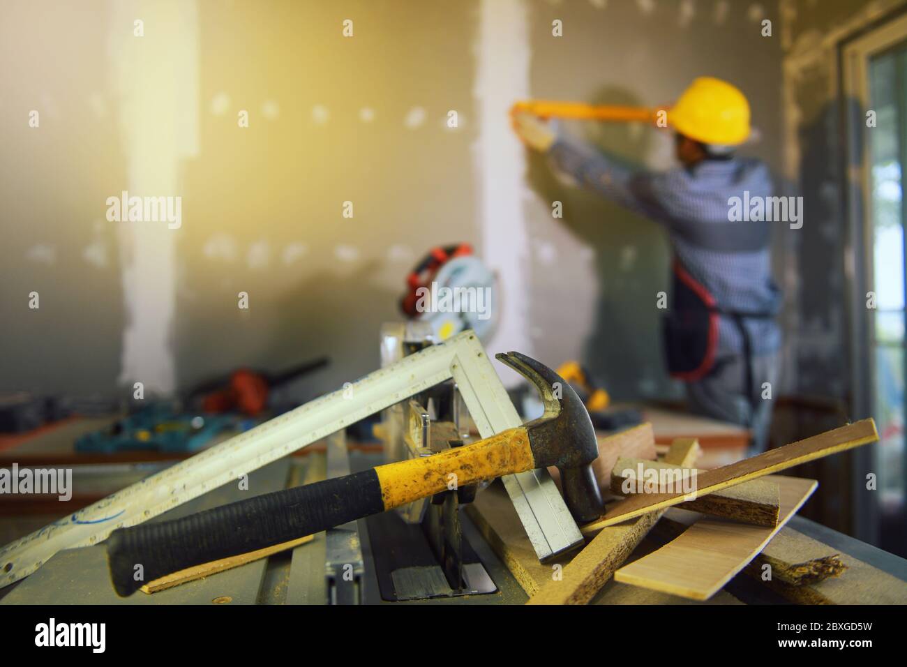 Ingénieur en construction mesurant un mur sur un chantier de construction Banque D'Images