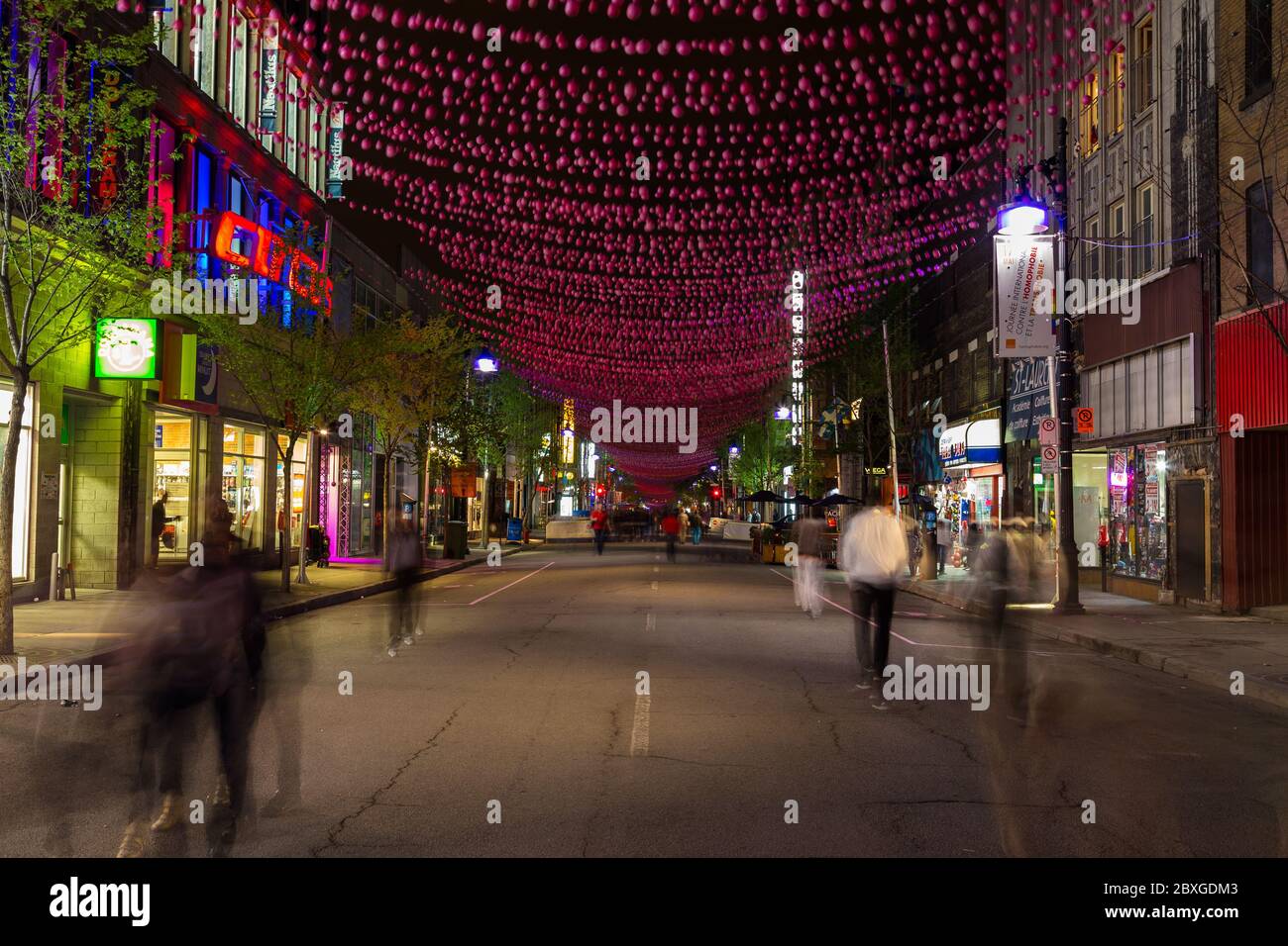 MONTRÉAL CANADA - 17 MAI 2015 : une vue de nuit sur la rue Sainte Catherine à Montréal montrant les entreprises et le flou des gens. Banque D'Images