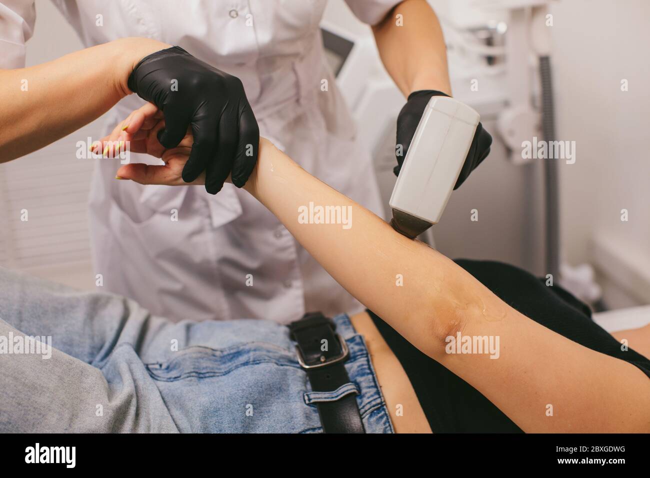 Femme ayant un traitement d'épilation au laser dans un salon de beauté Banque D'Images
