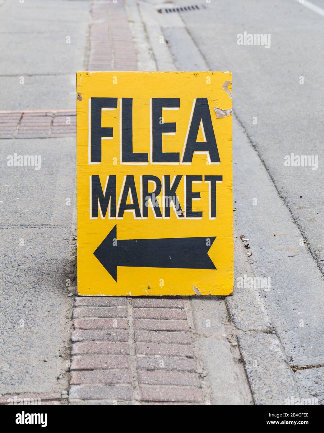 Signer et de flèche pour un marché aux puces sur une rue Banque D'Images