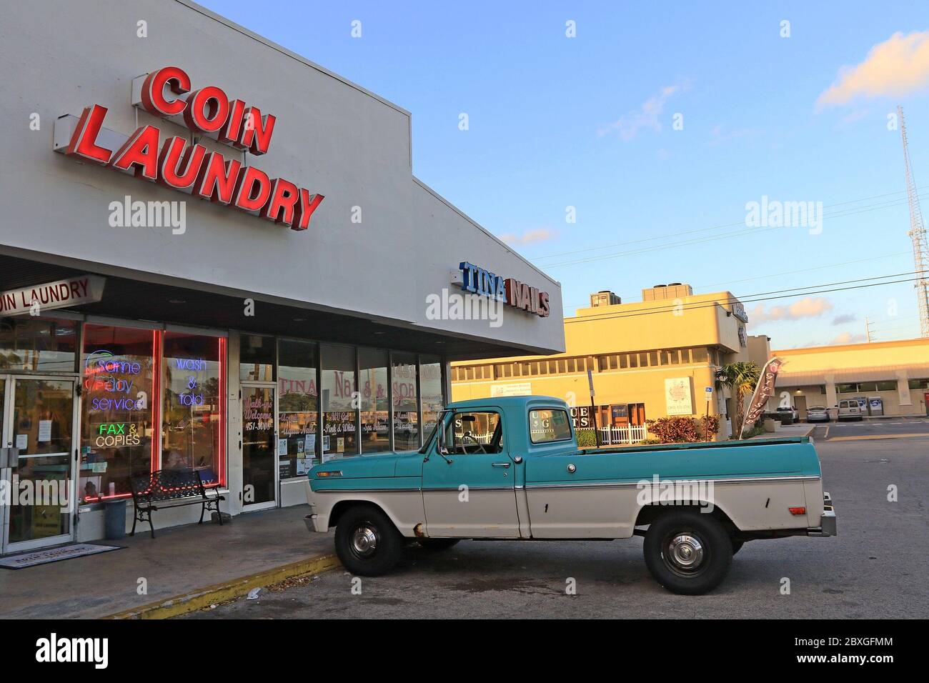 Key Largo, FL, 3/17/2020: Un pick-up américain d'époque est stationné devant l'entrée d'un laundraumat. Banque D'Images