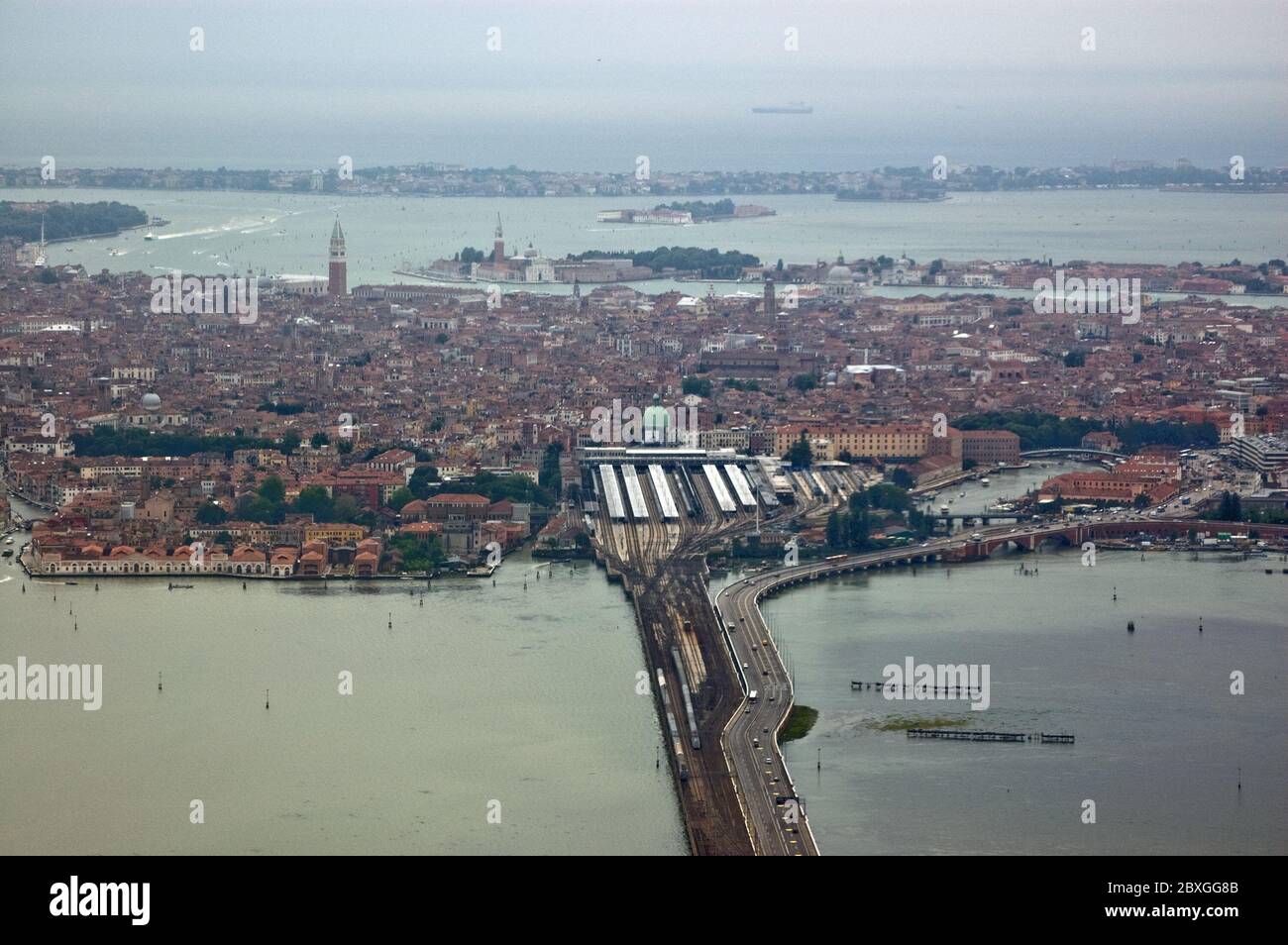 Venise, Italie vue de l'air. La route et le chemin de fer de Piazzale Roma et la gare actoss le Ponte della Liberta au continent i Banque D'Images