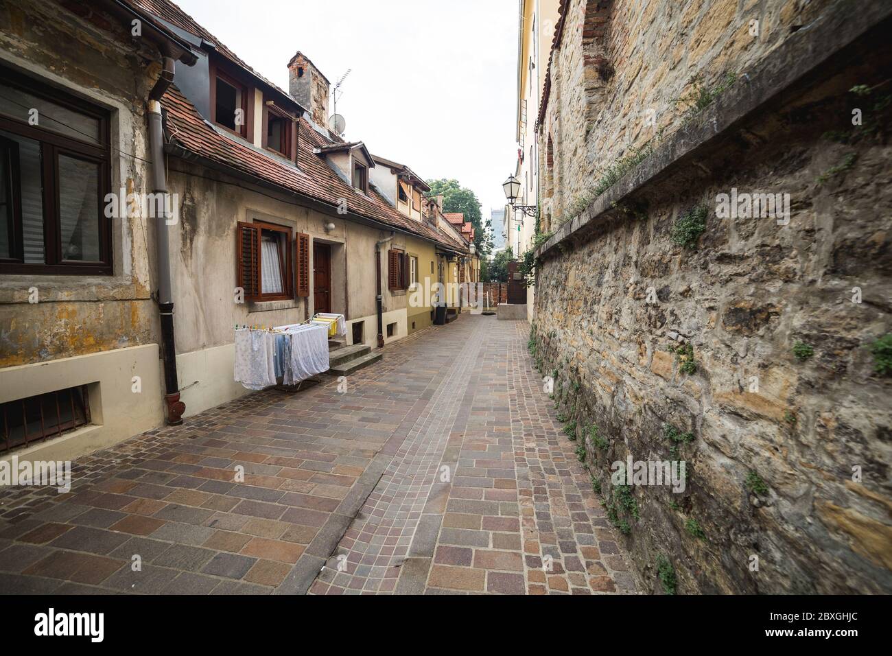 ZAGREB, CROATIE - 17 AOÛT 2016 : vue sur les rues de Zagreb, montrant l'extérieur des bâtiments et des rues pavées. Une personne peut être vue. Banque D'Images