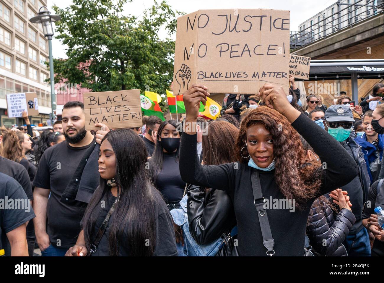 Berlin, Allemagne. 06e juin 2020. 06.06.2020, Berlin, le mouvement Black Lives Matter mobilise environ 15,000 personnes dans la capitale allemande pour manifester contre le racisme et la violence politique. La protestation populaire est dirigée contre la mort violente de l'Afro-américain George Floyd de Minneapolis, États-Unis, qui a été tué dans une opération de police. Malgré les règles de distance de corona, les manifestants se tiennent à proximité sur Alexanderplatz. | utilisation dans le monde crédit : dpa/Alay Live News Banque D'Images