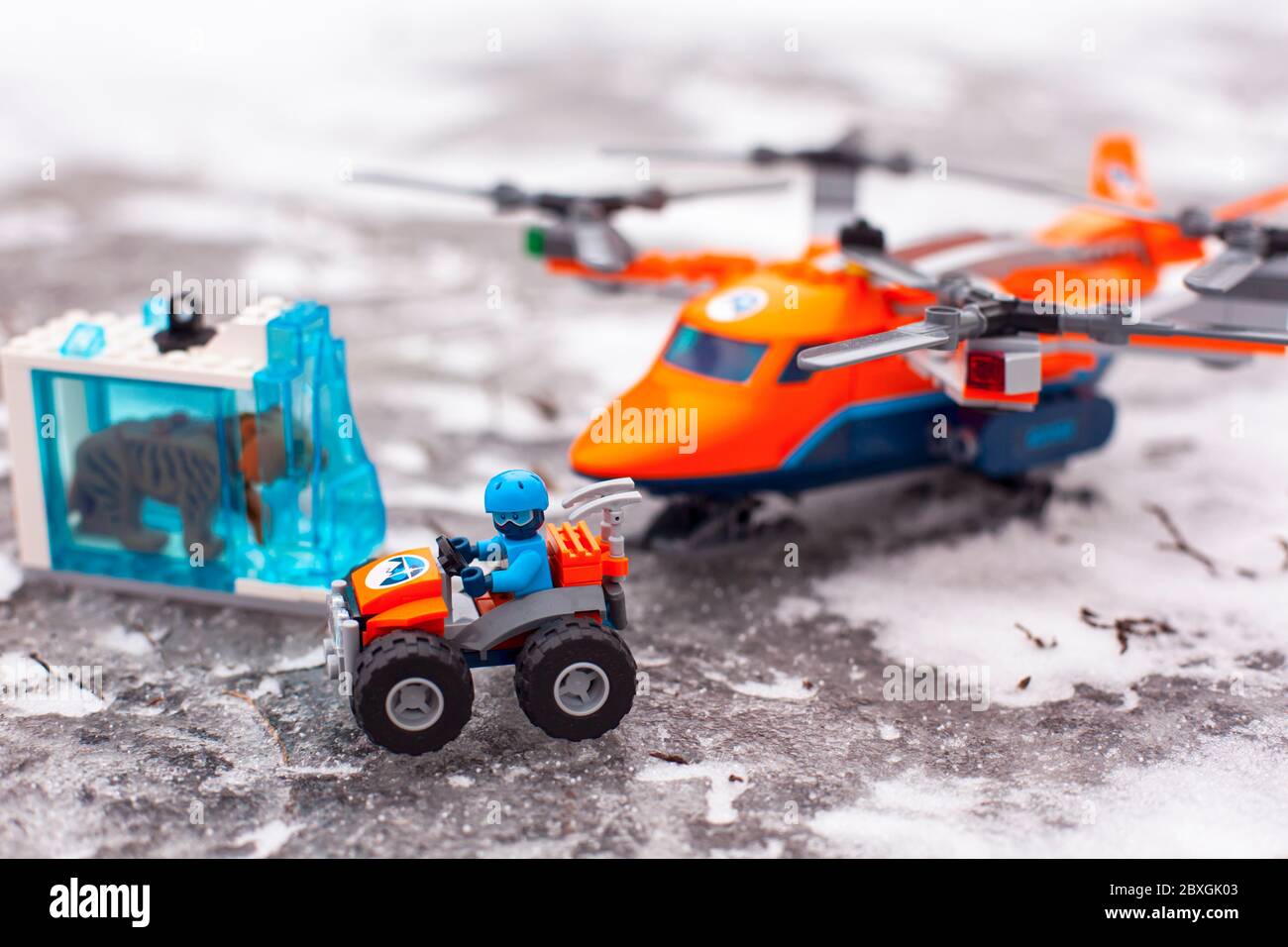 Tambov, Fédération de Russie - 28 janvier 2020 véhicule tout-terrain Lego avec explorer, tigre à dents de sabre sur glace et quadricoptère extra-robuste avec 4 sp Banque D'Images