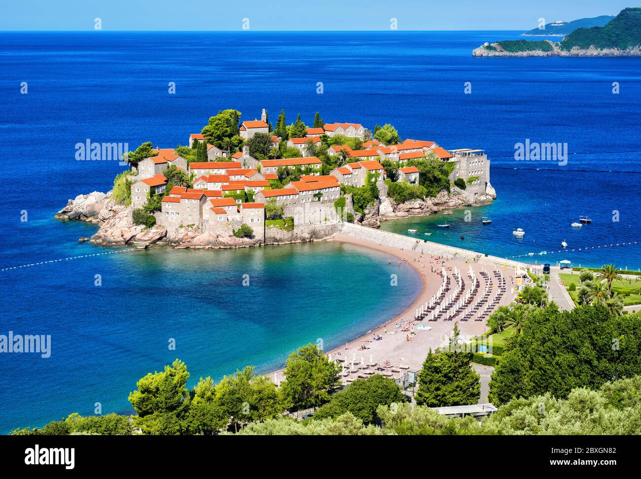 Sveti Stefan, ville historique de l'île, Budva, Monténégro, une station balnéaire populaire sur la côte Adriatique de la mer Méditerranée célèbre pour sa plage de sable rose Banque D'Images