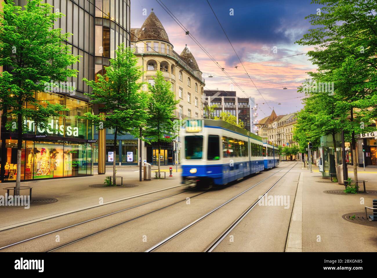 Zurich, Suisse - 26 avril 2020 : rue Bahnhofstrasse, la principale rue commerçante de Zurich, en Suisse Banque D'Images