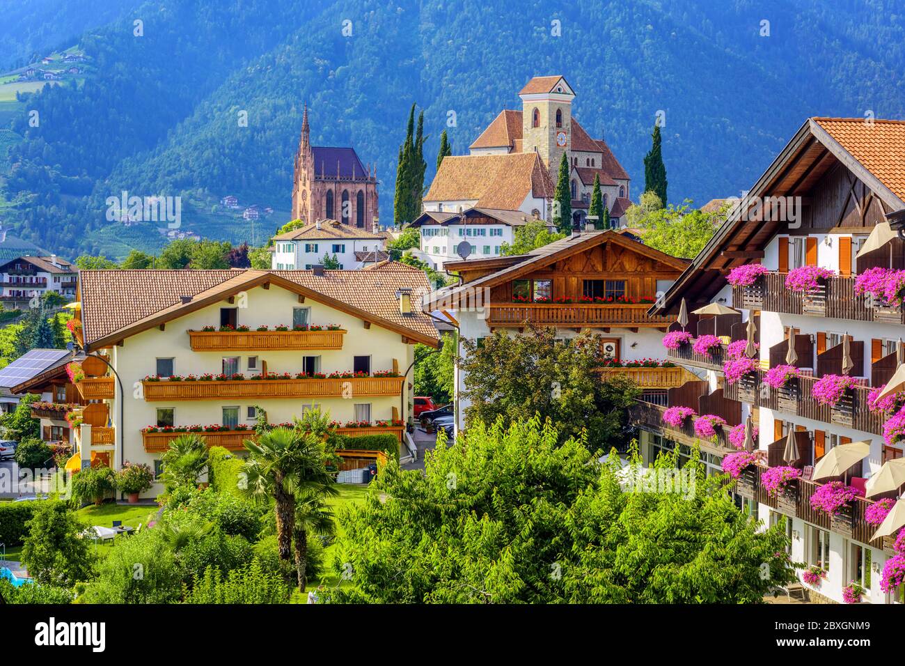 La ville de Scena ou Schenna à Merano, en Italie, est une destination de voyage populaire dans les montagnes du Tyrol du Sud Banque D'Images