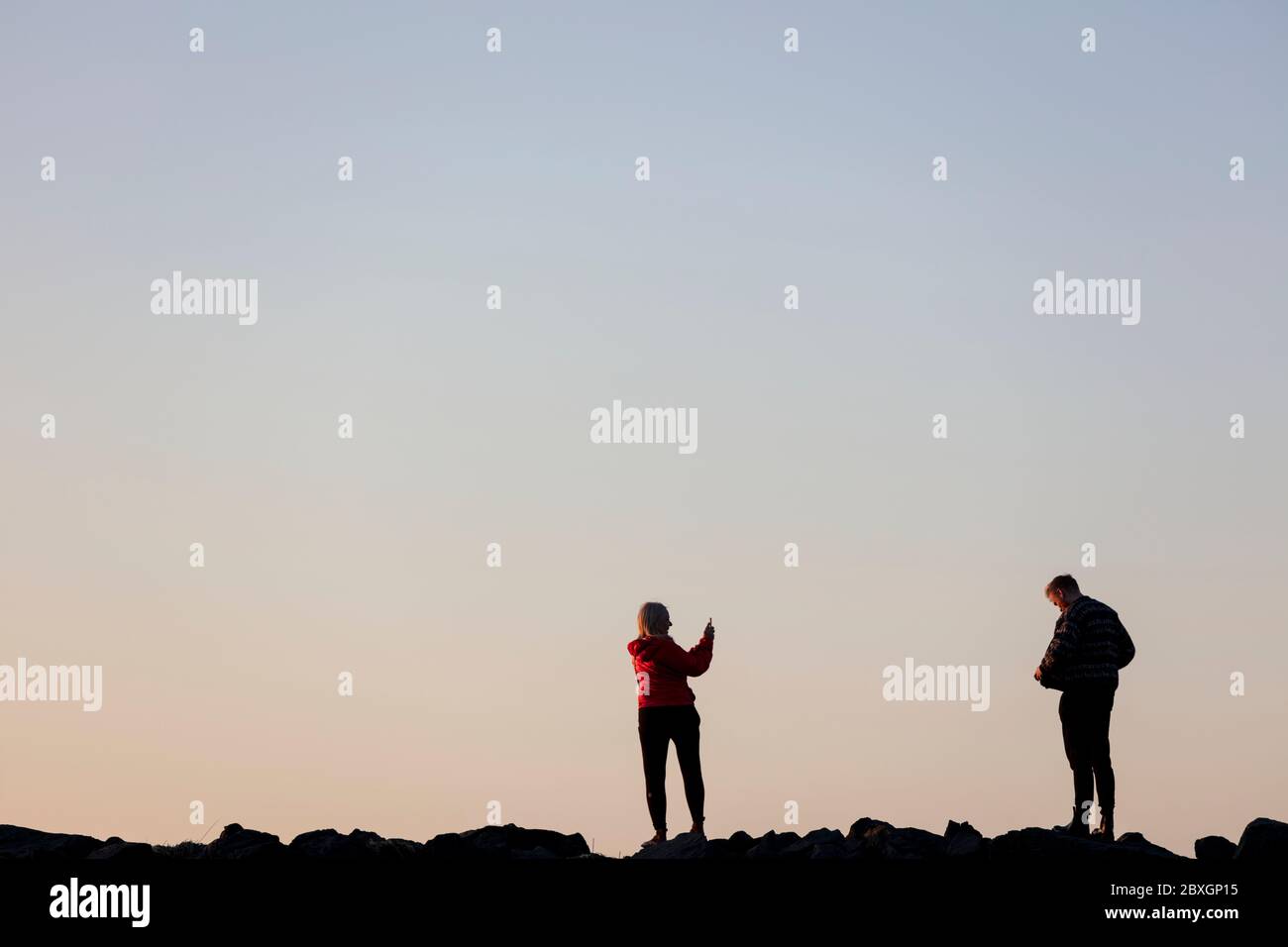 Les gens au coucher du soleil, Alftanes, islande - fólk við sólsetur á Álftanesi Banque D'Images