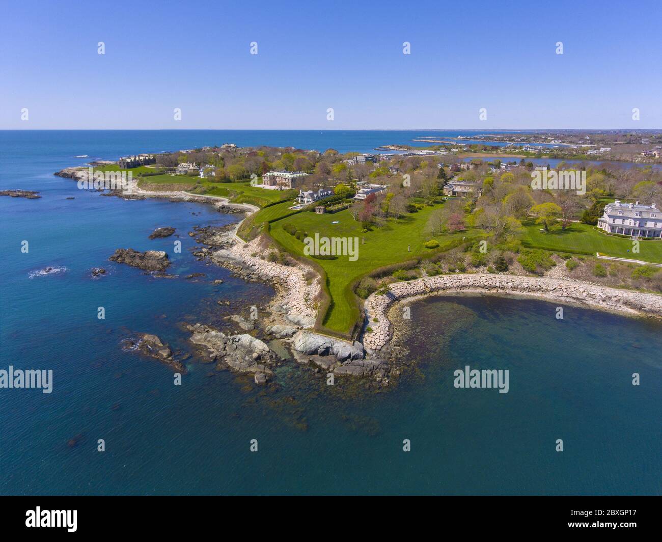 Manoirs historiques et Cliff Walk dans Bellevue Avenue vue aérienne du quartier historique à Newport, Rhode Island RI, États-Unis. Banque D'Images