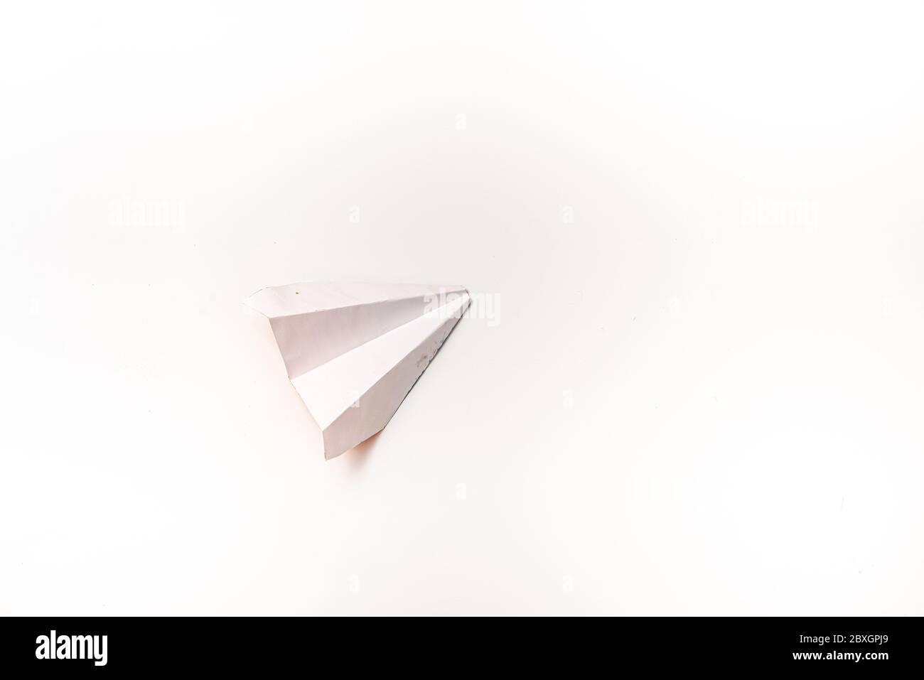 Plan de papier blanc sur fond blanc avec espace de copie Banque D'Images