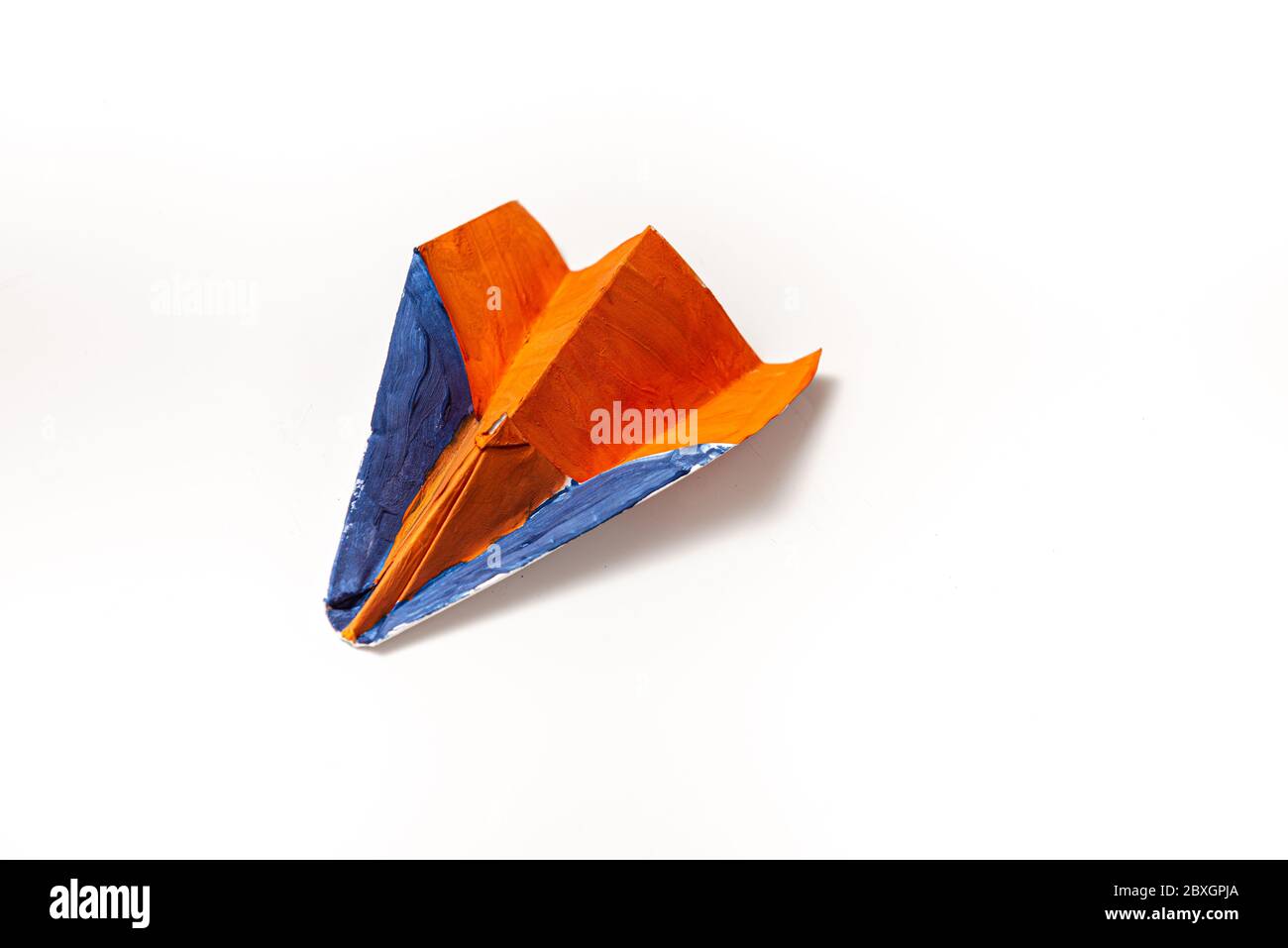 Plan de papier couleur sur fond blanc avec espace de copie Banque D'Images