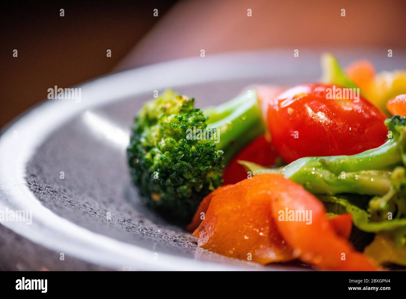 Gros plan de la salade d'été avec brocoli et tomates sur un magnifique plat Banque D'Images