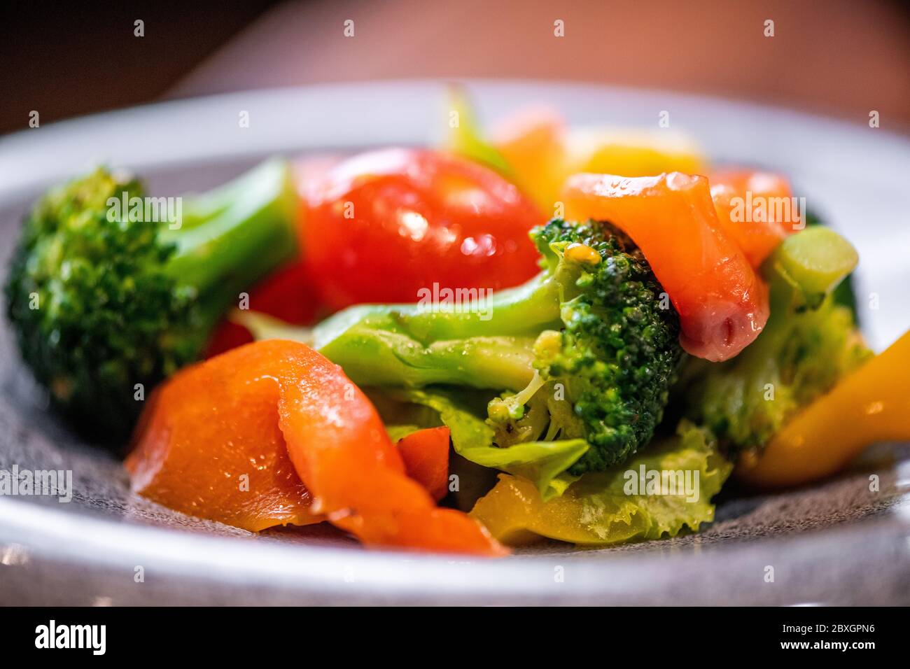 Gros plan de la salade rafraîchissante avec des ingrédients sains tels que le brocoli, le saumon et les tomates Banque D'Images