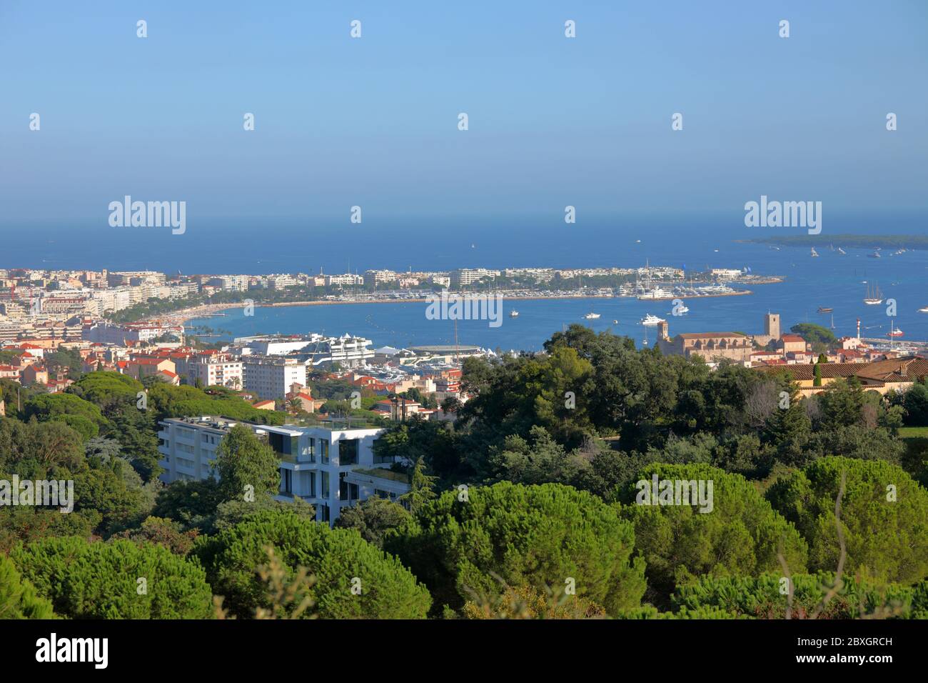Cannes, France - 26 septembre 2019 : vue aérienne sur la baie de Cannes et le paysage urbain. La ville est connue pour son association avec les riches et les célèbres, ses hôtels et restaurants de luxe, et pour plusieurs conférences Banque D'Images