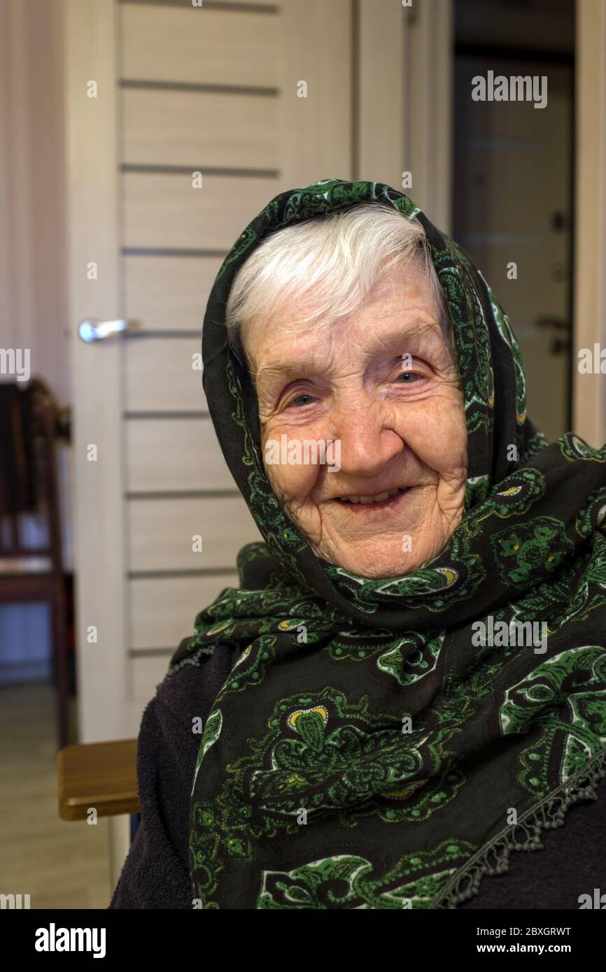 Portrait d'une vieille femme russe avec un foulard sur sa tête Photo Stock  - Alamy