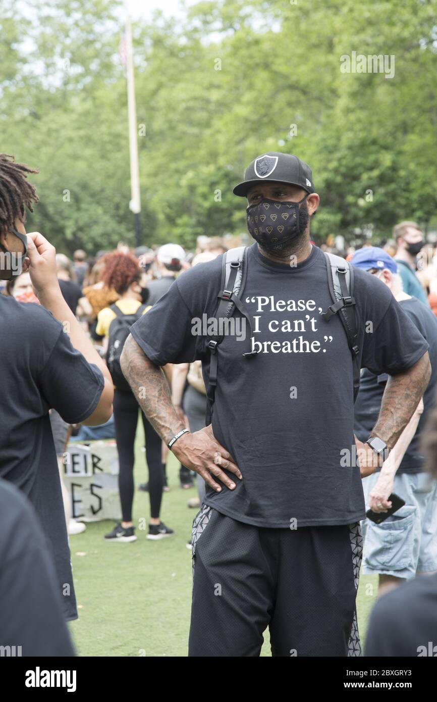 Rassemblement commémoratif et manifestation en hommage à George Floyd au Cadman Plaza de Brooklyn, qui a été assassiné par la police de Minneapolis. Banque D'Images