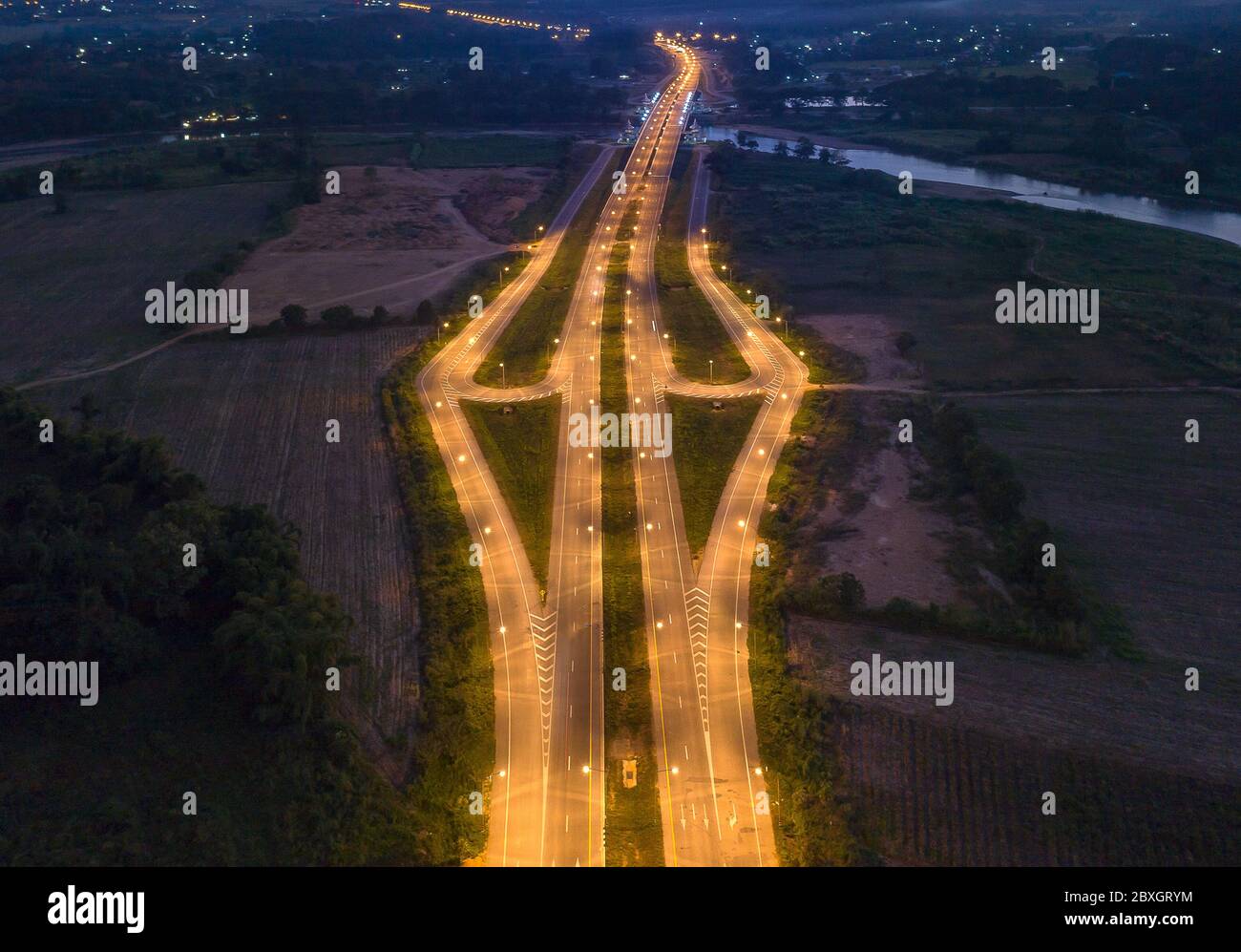 Vue aérienne de l'autoroute en soirée, photo vue du dessus Banque D'Images