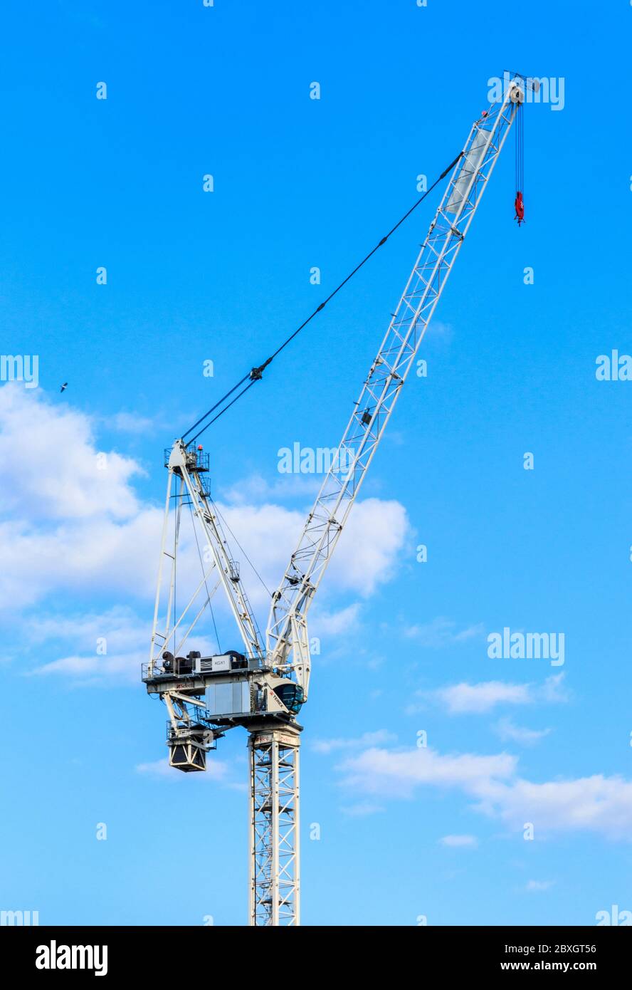 Une grue tour Terex contre un ciel bleu au-dessus du site de réaménagement de la Croix du Roi, Londres, Royaume-Uni Banque D'Images