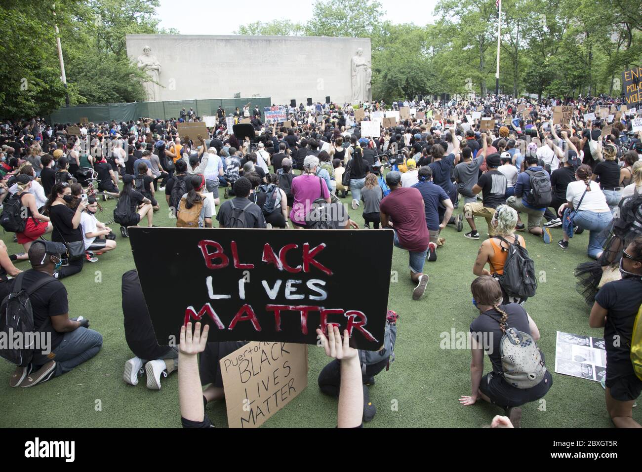Rassemblement commémoratif et manifestation en hommage à George Floyd au Cadman Plaza de Brooklyn, qui a été assassiné par la police de Minneapolis. Banque D'Images