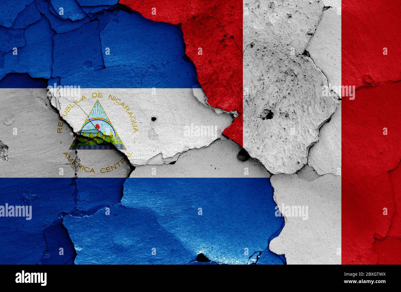 Drapeaux du Nicaragua et du Pérou peints sur un mur fissuré Banque D'Images