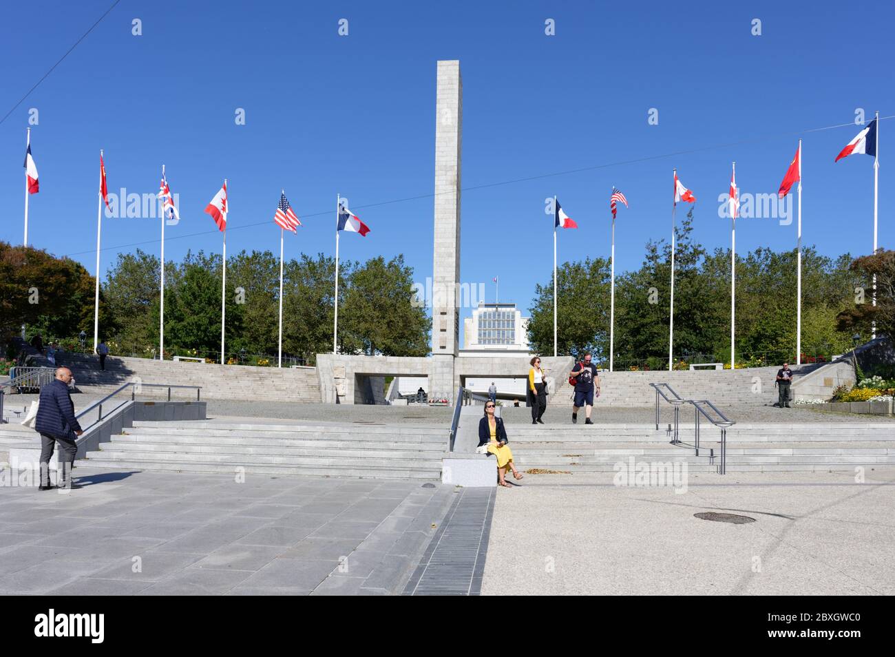 Brest, France - 19 septembre 2019 : personnes marchant et se reposant au mémorial de la guerre sur la place de la liberté. Le Monument aux morts a été érigé en 1954 à la mémoire des habitants de Brest morts dans les guerres Banque D'Images