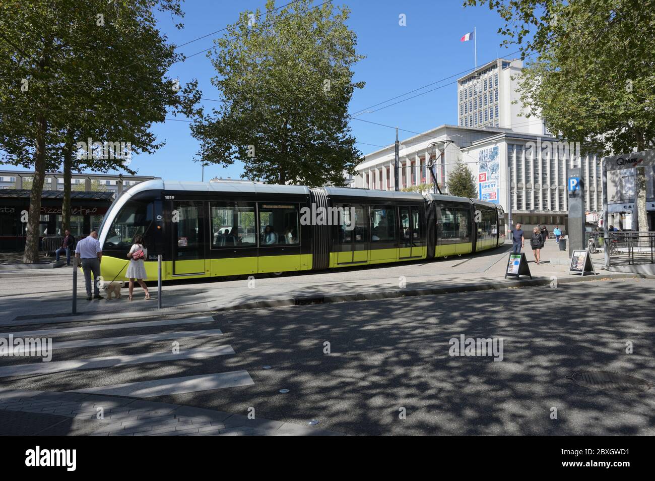 Brest, France - 20 septembre 2019 : tramway passant la place de la liberté contre l'hôtel de ville. Le système de tramway de Brest a commencé à être mis en service le 23 juin 2012 et se compose d'un arrêt de 28 Banque D'Images