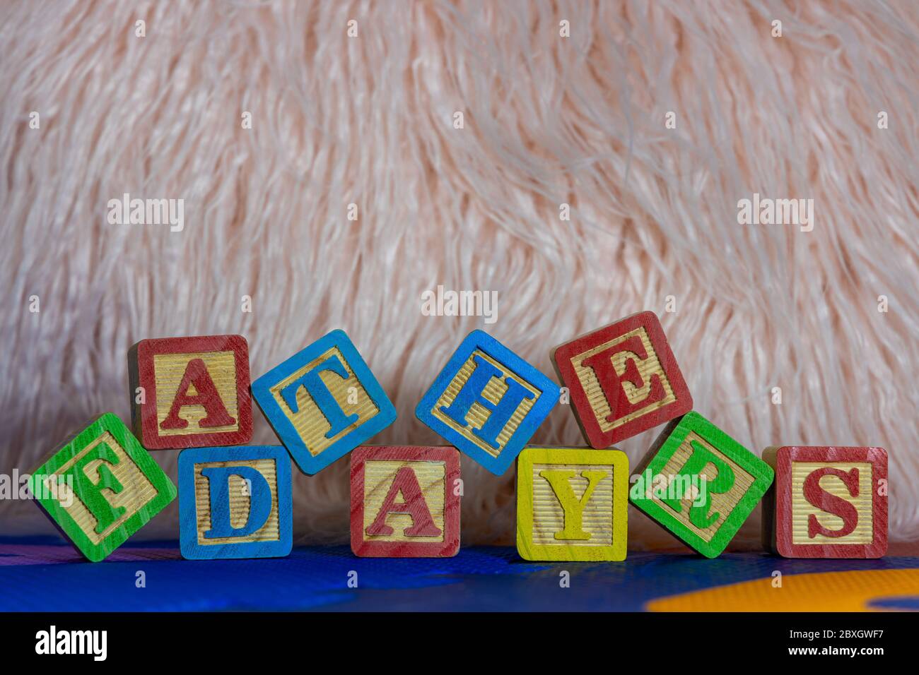 message de la fête des pères écrit avec des lettres en bois sur le tapis de jeu d'un enfant Banque D'Images