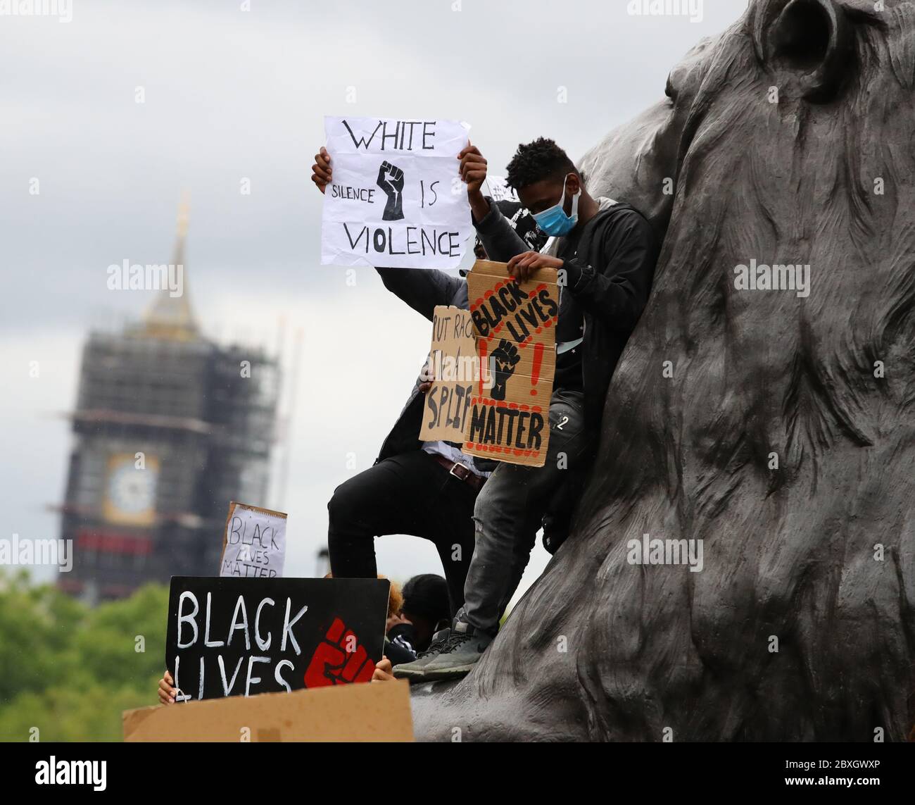 Des manifestants sur la statue d'un lion pendant la Black Lives Matter protestent à Trafalgar Square, Londres, en mémoire de George Floyd qui a été tué le 25 mai alors qu'il était en garde à vue dans la ville américaine de Minneapolis. Banque D'Images