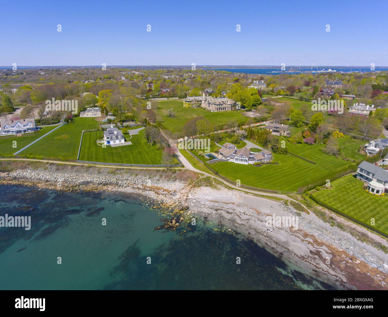 Vue sur la mer terrasse Carey Mansion vue aérienne à Newport, Rhode Island RI, États-Unis. Ce manoir de style Châteauesque a été construit en 1923 dans l'avenue Bellevue Banque D'Images