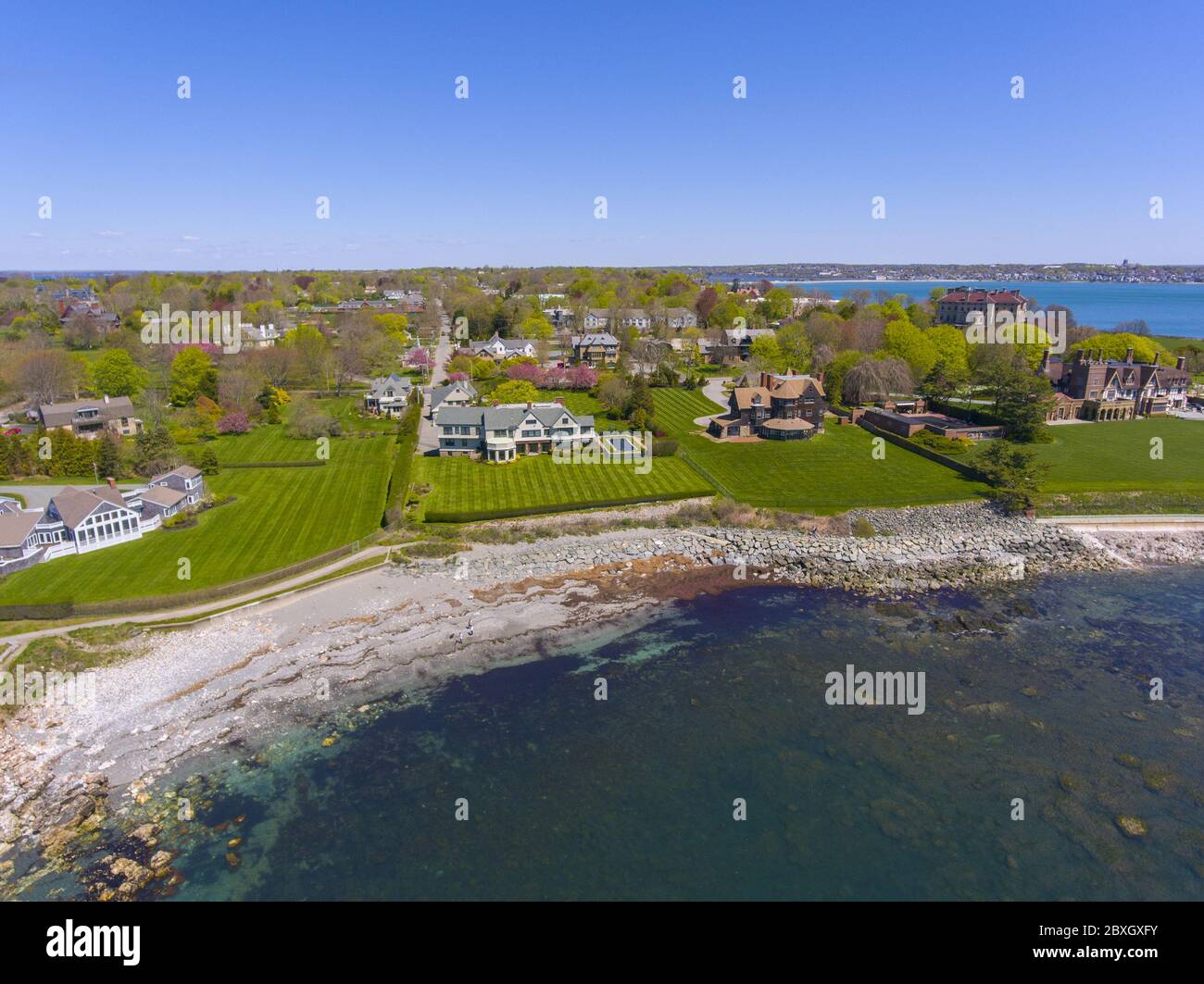Manoirs historiques et Cliff Walk dans Bellevue Avenue vue aérienne du quartier historique à Newport, Rhode Island RI, États-Unis. Banque D'Images