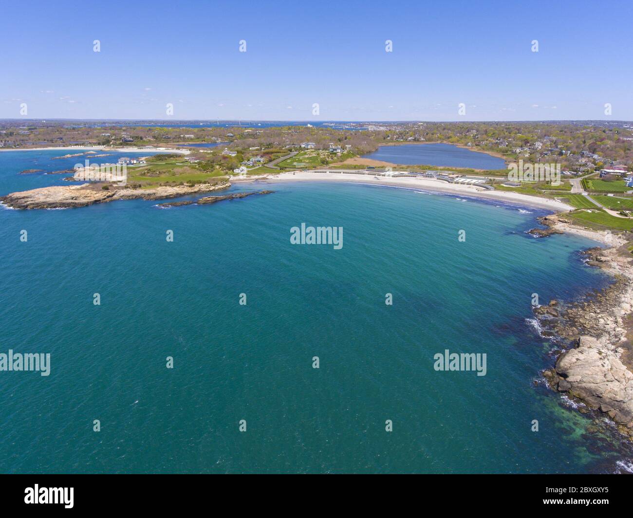 Vue aérienne de Bailey Beach à la fin de Cliff Walk dans la ville de Newport, Rhode Island RI, États-Unis. Banque D'Images