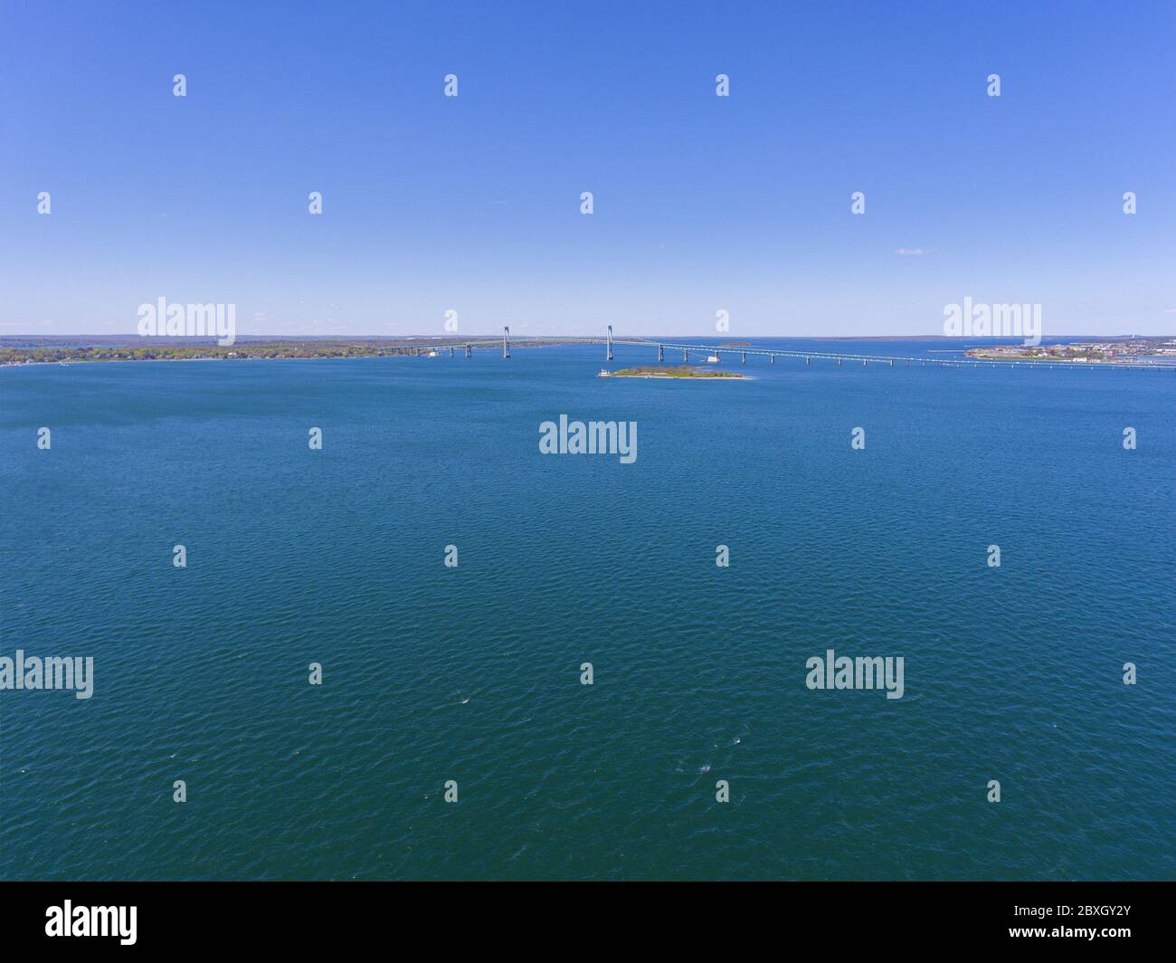 Claiborne Pell Newport Bridge sur Narragansett Bay vue aérienne en été, de la ville de Newport, Rhode Island RI, Etats-Unis. Banque D'Images