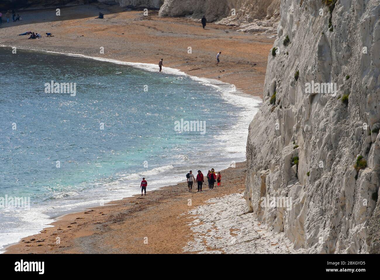 Durdle Door, Lulworth, Dorset, Royaume-Uni. 7 juin 2020. Météo Royaume-Uni. Le nombre de visiteurs est considérablement réduit par rapport au week-end précédent à Durdle Door à Lulworth dans Dorset en raison des températures plus basses et du soleil brumeux. La plage de Durdle Door est beaucoup plus calme ce week-end avec beaucoup d'espace disponible pour les réseaux sociaux. Crédit photo : Graham Hunt/Alay Live News Banque D'Images