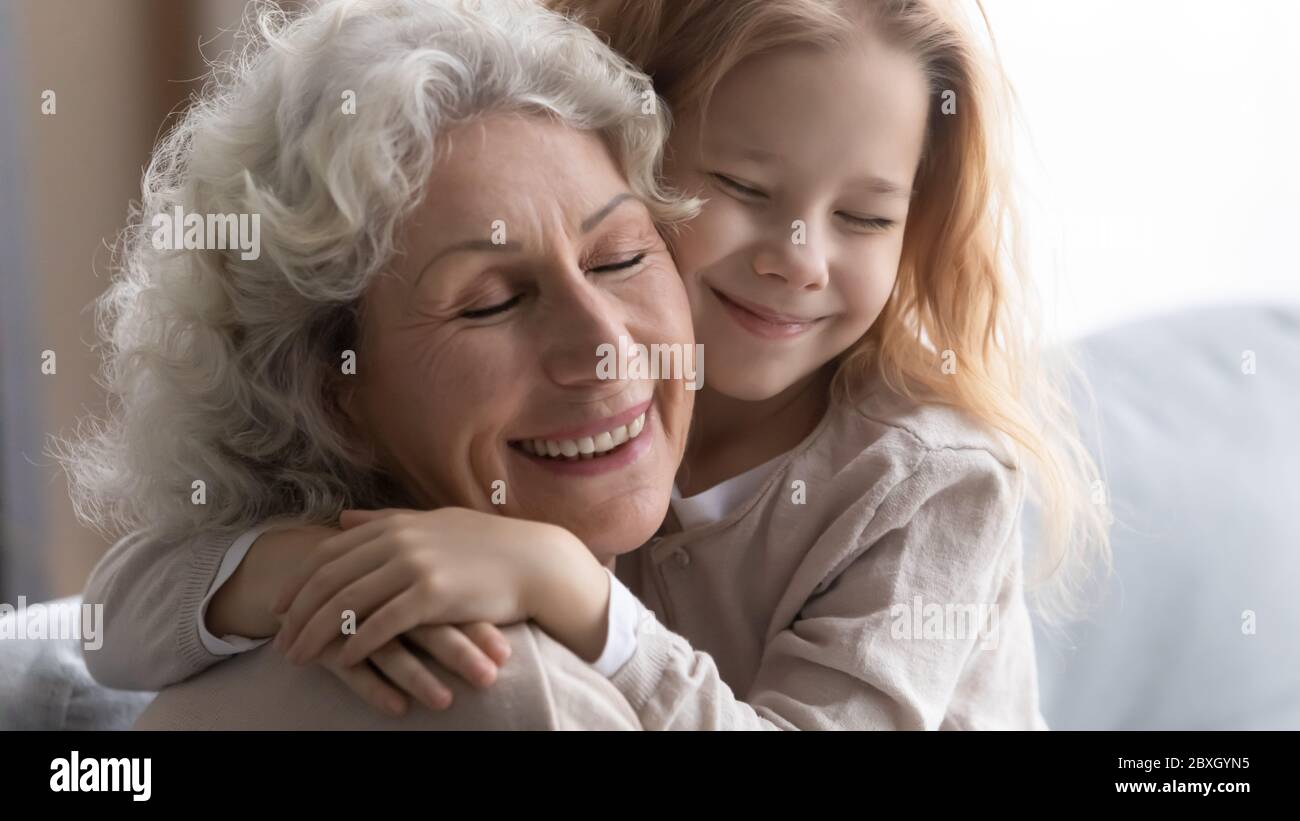 Petite Fille Embrasse Une Grand Mere Agee Qui Montre De L Amour Photo Stock Alamy