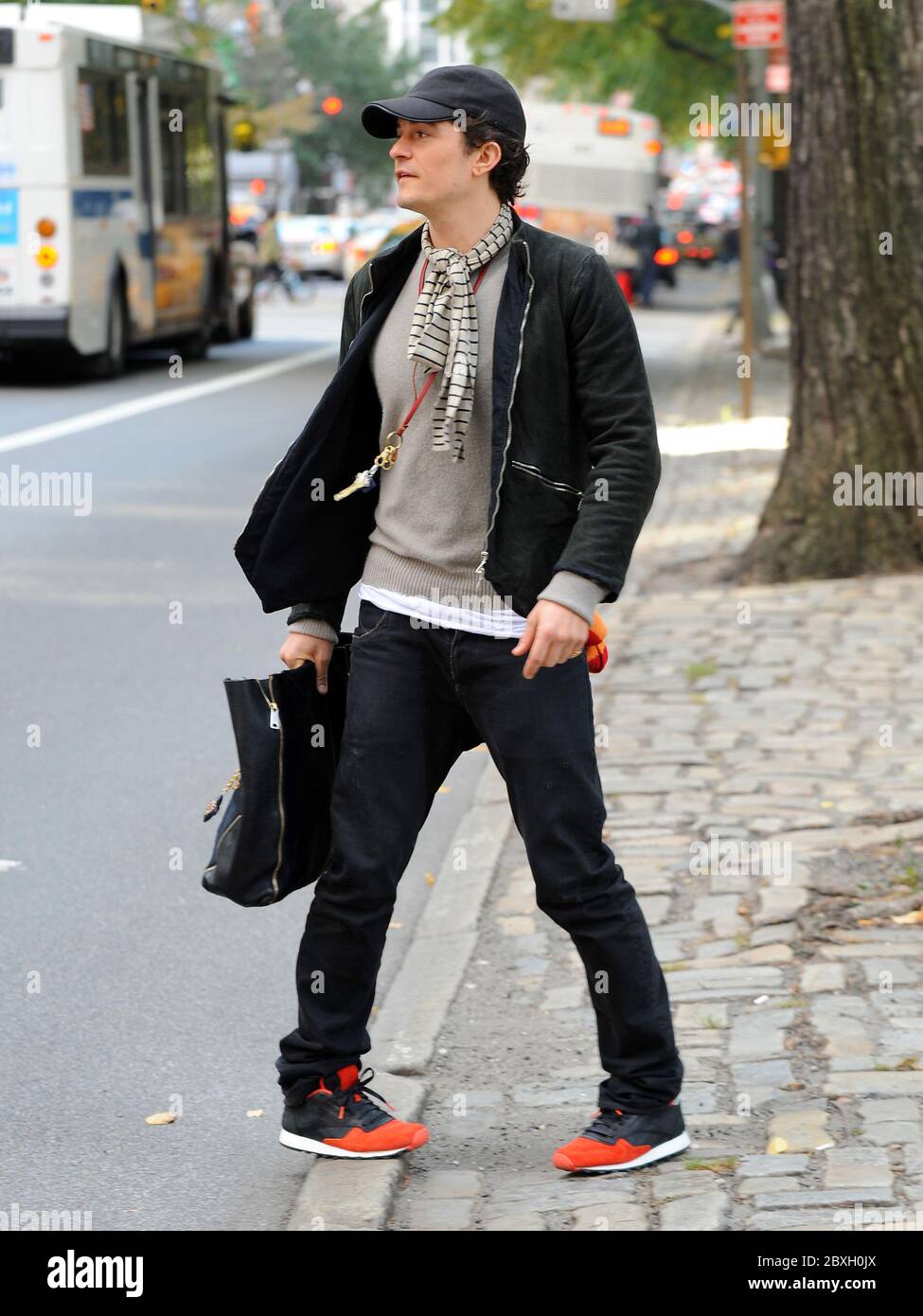 Orlando Bloom et Miranda Kerr emprennent leur fils Flynn pour une promenade autour de Central Park à New York. Octobre 2013 Banque D'Images