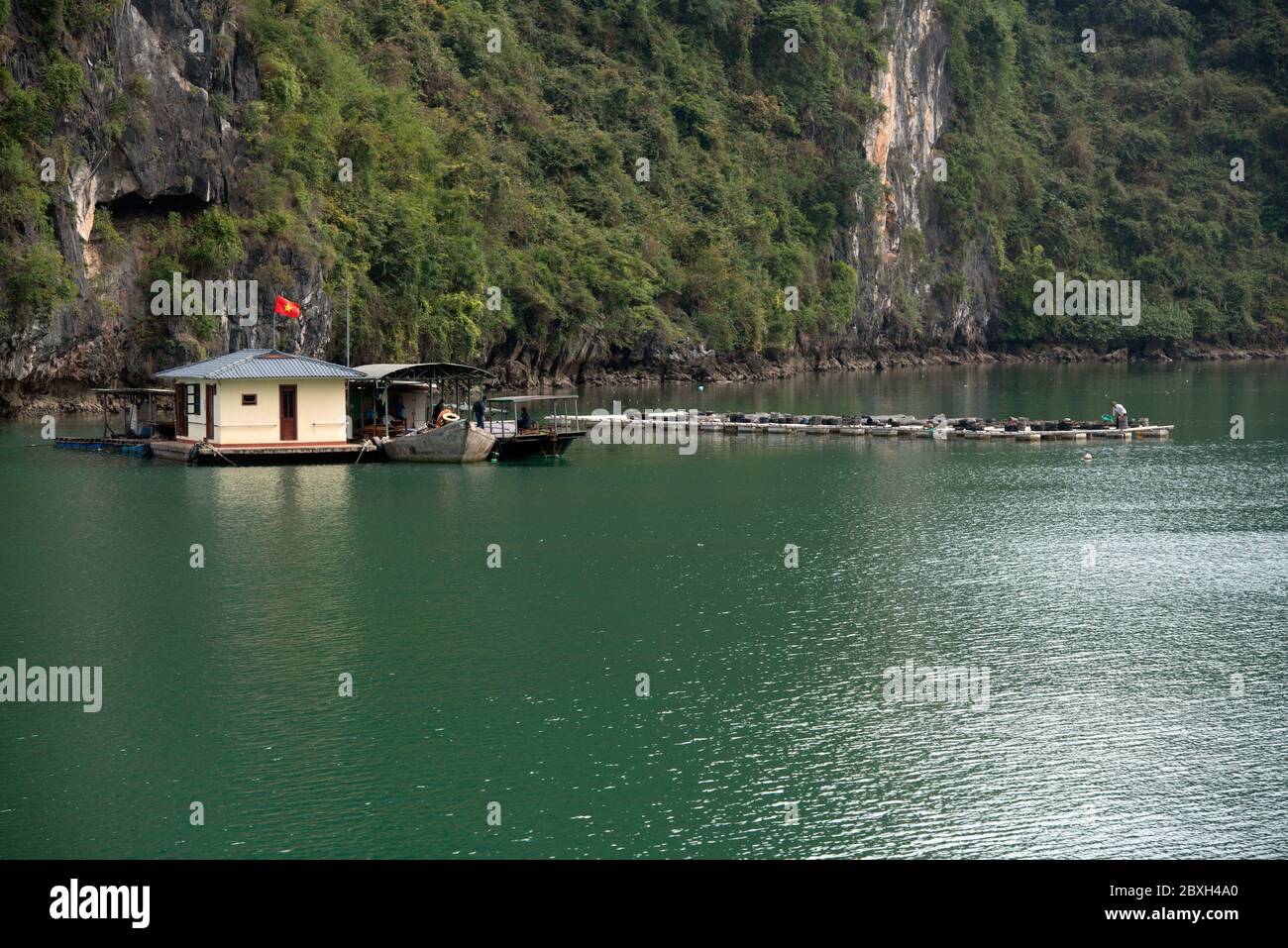Un quai flottant sert d'arrêt de repos et de station-service pour les bateaux qui passent à la baie d'Halong, site classé au patrimoine mondial de l'UNESCO. Vietnam, Asie du Sud-est. Banque D'Images