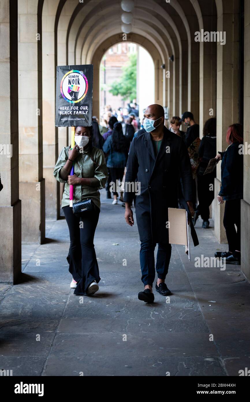 Manchester, Royaume-Uni. 07e juin 2020. Deux manifestants portant des pancartes se promo devant la bibliothèque centrale après la marche. Pour la deuxième journée de course, des milliers de personnes se tournent vers une démonstration de Black Lives Matter à la place St Peters. Des manifestations ont été organisées dans le monde entier après la mort de George Floyd, mort en détention policière en Amérique la semaine dernière. Credit: Andy Barton/Alay Live News Banque D'Images