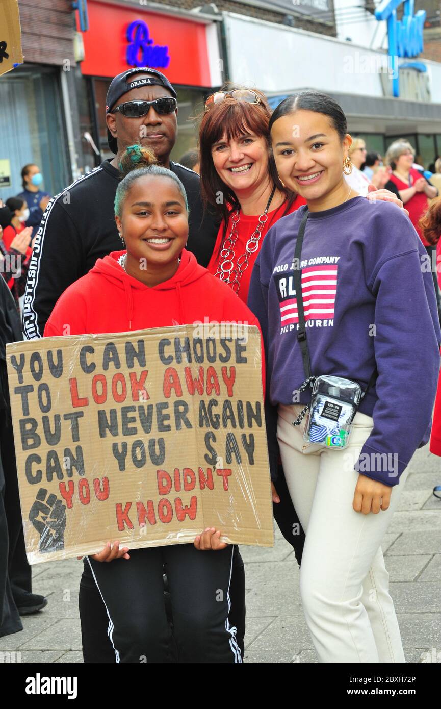 Éditorial seulement.des manifestants sont venus à New Malden dans le sud-ouest de Londres Royaume-Uni pour soutenir la manifestation Black Lives Matter après la mort de George Floyd Banque D'Images