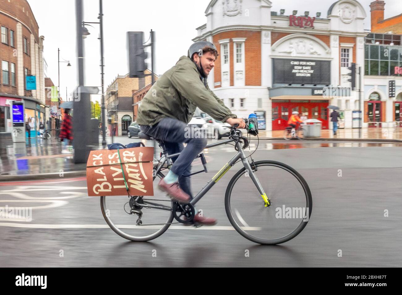 Brixton, Londres, Royaume-Uni, 7 juin 2020: Un cycliste qui se dirige vers le sud à travers Brixton après la vie noire a l'importance de mars dans le centre de Londres plus tôt dans la journée Credit: Andrew Hasson/Alay Live News Banque D'Images