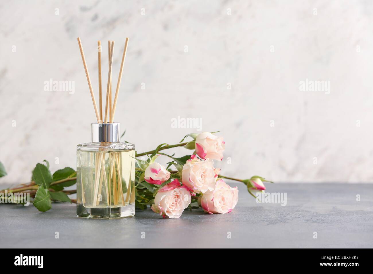 Diffuseur et fleurs sur table Banque D'Images