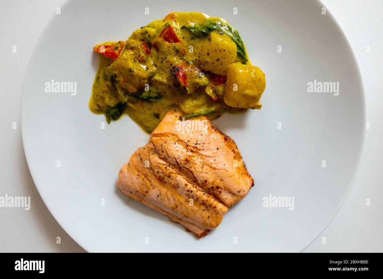 Truite grillée au curry de légumes de Goan Banque D'Images