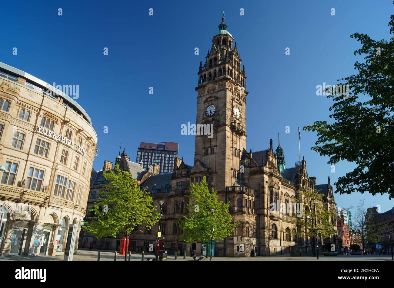 Royaume-Uni, Yorkshire du Sud, Sheffield, hôtel de ville depuis le sommet de Fargate Banque D'Images