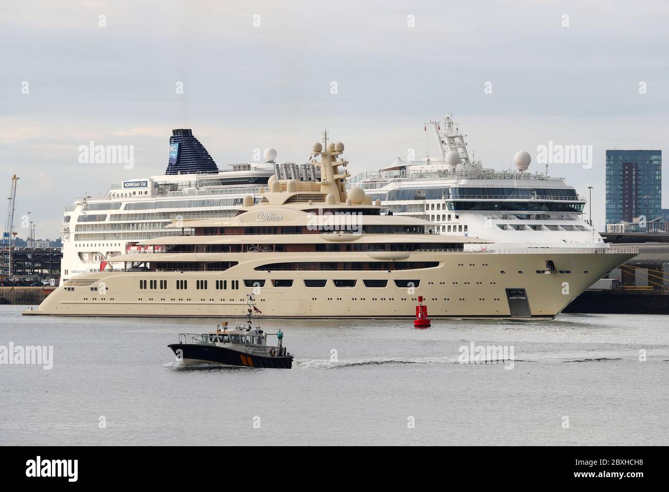 7 juin 2020. Le plus grand yacht au monde d'une valeur de 515 millions de livres sterling est photographié en passant devant le navire de croisière Norwegian Star tout en quittant les docks de Southampton sur la route de Weymouth, Royaume-Uni. Le super yacht appelé Dilbar dispose de deux héliports et 60 cabines est la propriété du milliardaire russe Alisher Usmanov. Le yacht qui mesure plus de 500ft de long, est le quatrième plus grand yacht dans le monde par longueur mais est le plus grand en tonnage brut (15,917) et le volume intérieur. Credit Stuart Martin/Alay Live News Banque D'Images